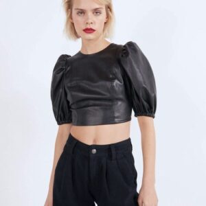 Blusa de couro sintético com mangas volumosas