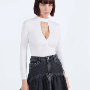 Body com fenda e detalhe franzido